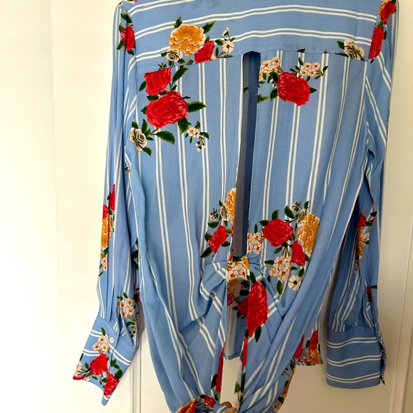 Beautiful floral blouse - Picture 2 of 3